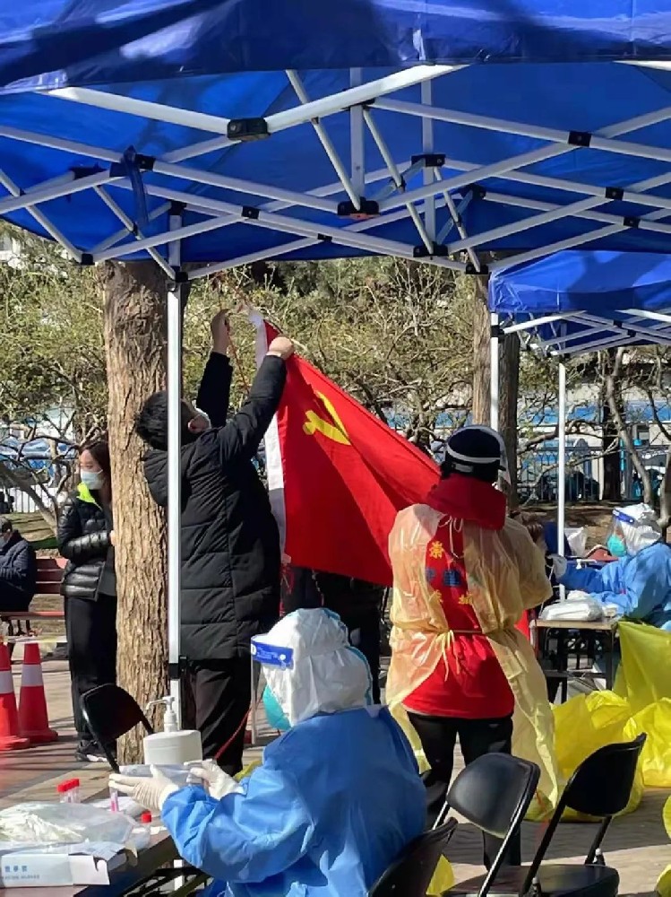 致敬社區(qū)工作者“您們辛苦了！” ——大龍集團(tuán)黨委為核酸檢測工作人員送溫暖